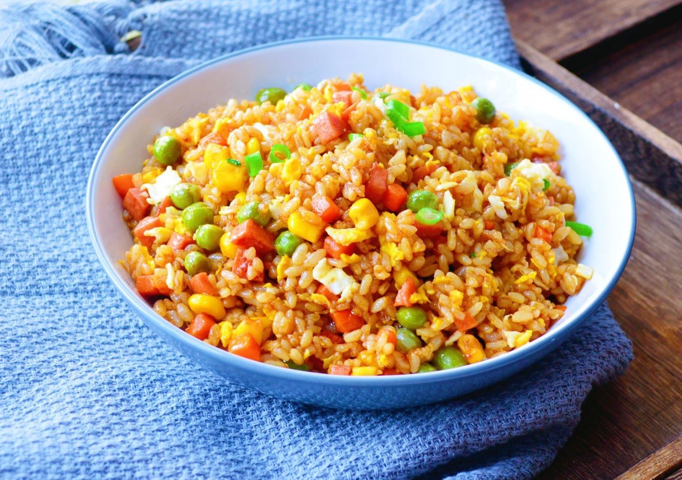 Theo các chuyên gia, trong 100g cơm rang truyền thống có lượng calo là 163 kcal Theo các chuyên gia, trong 100g cơm rang truyền thống có lượng calo là 163 kcal